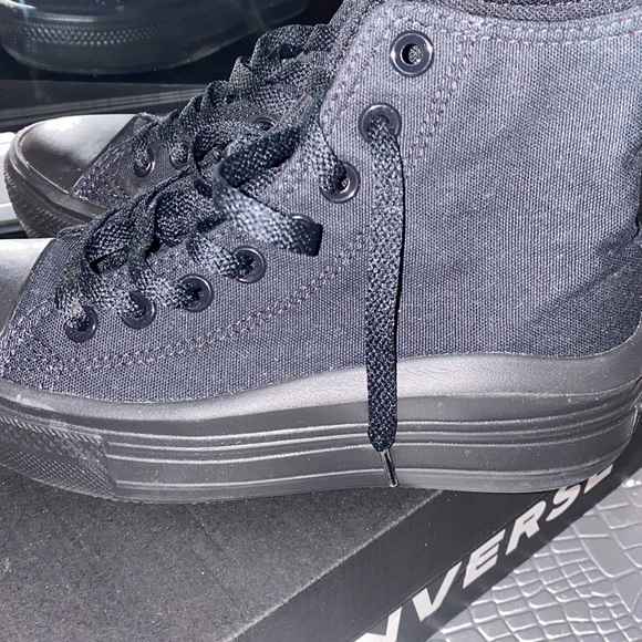 Black High Top Converse Size 5 in Women - Picture 2 of 4